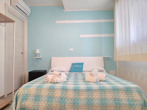 Bed, Bedroom, air conditioner