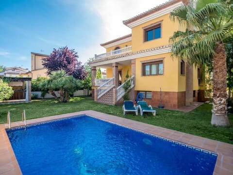 Property building, Garden, Pool view, Swimming pool, sunbed