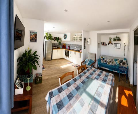 TV and multimedia, Kitchen or kitchenette, Living room, Seating area