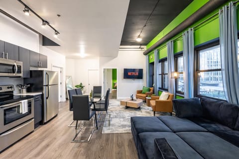 Modern 3BR in South Loop with Optional Parking and Gym Access Near McCormick Place, Chinatown and Soldier Field Apartment in South Loop