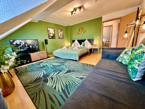 Communal lounge/ TV room, Bed, TV and multimedia, Bedroom