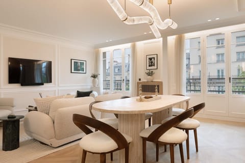 Communal lounge/ TV room, TV and multimedia, Living room, Seating area, Dining area, air conditioner