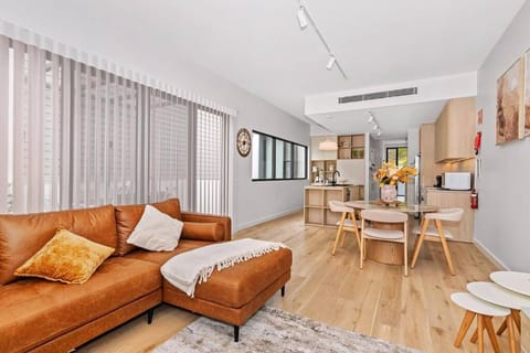 Kitchen or kitchenette, Living room, Seating area, Dining area, air conditioner