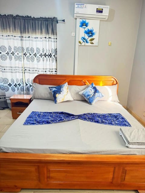 Bed, Photo of the whole room, Bedroom, air conditioner