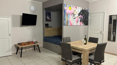 Bed, TV and multimedia, Living room, Dining area