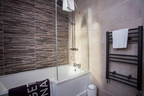 Shower, Toilet, Bathroom, Bath, towels