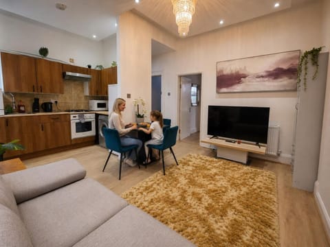 People, TV and multimedia, Living room, Seating area, group of guests