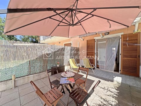 Property building, Patio, Day, Summer, Garden, Dining area, sunbed