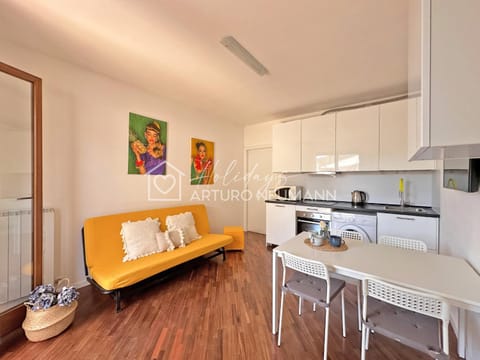 Kitchen or kitchenette, Living room, Seating area, Dining area, stove