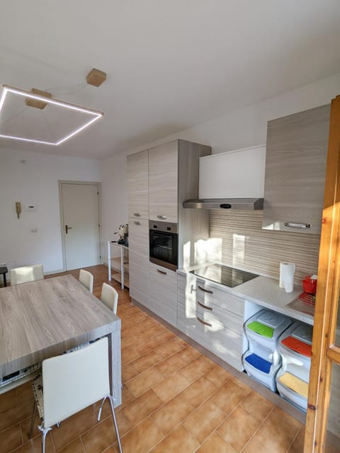 Kitchen or kitchenette, Dining area, oven, stove