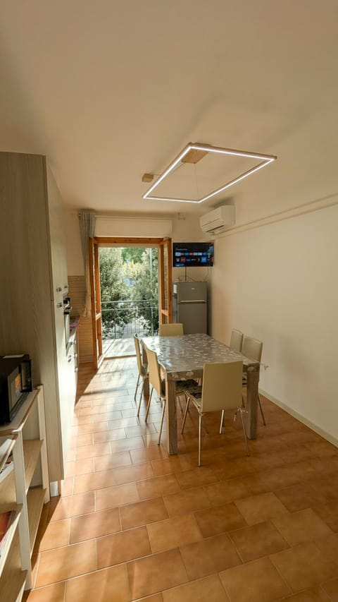 TV and multimedia, Kitchen or kitchenette, Living room, Seating area, Dining area