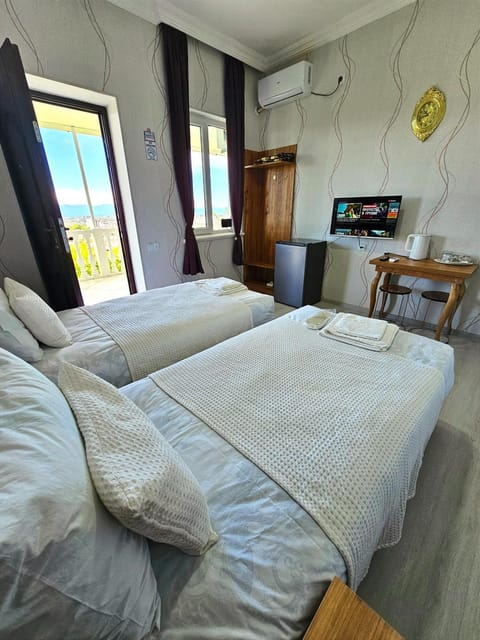 Bed, TV and multimedia, Photo of the whole room, Bedroom, air conditioner