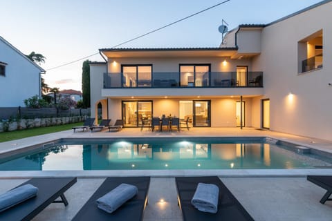 Property building, Patio, Pool view, Swimming pool, Swimming pool, sunbed