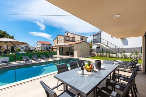 Property building, Day, View (from property/room), Balcony/Terrace, Food and drinks, Dining area, Food, Pool view, Swimming pool, Drinks, sunbed