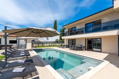 Property building, Day, Natural landscape, View (from property/room), Balcony/Terrace, Pool view, Swimming pool, sunbed