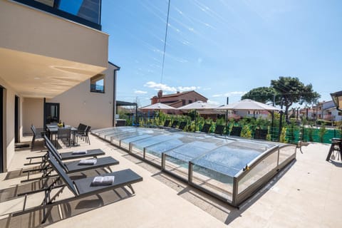 Patio, Day, Swimming pool, sunbed