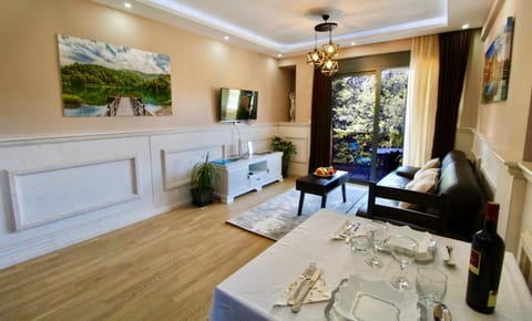TV and multimedia, Living room, Photo of the whole room, Dining area