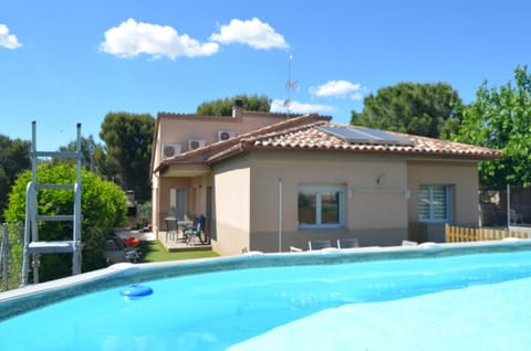 Property building, Day, Pool view, Swimming pool