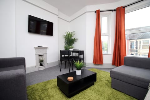 2 Bed Flat near Stadium with Street Parking by CTO Serviced Apartments Apartment in Cardiff