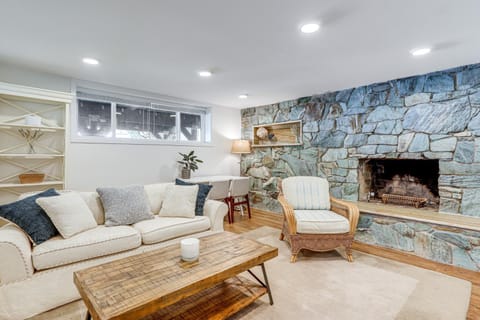 Commuter-Friendly Seattle Apartment! Dogs Welcome Apartment in Ballard