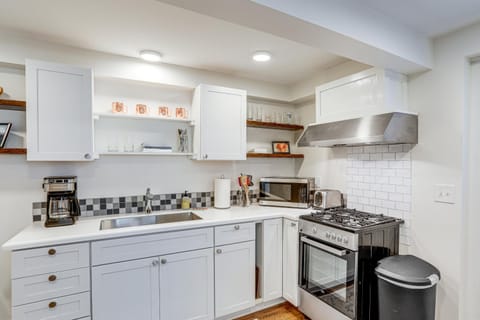 Commuter-Friendly Seattle Apartment! Dogs Welcome Apartment in Ballard