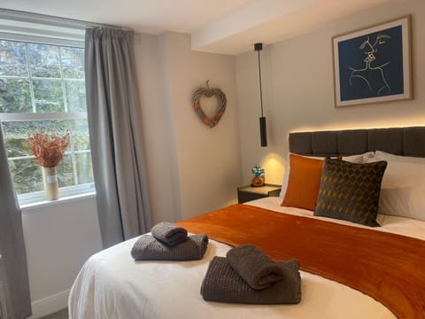 Bed, towels