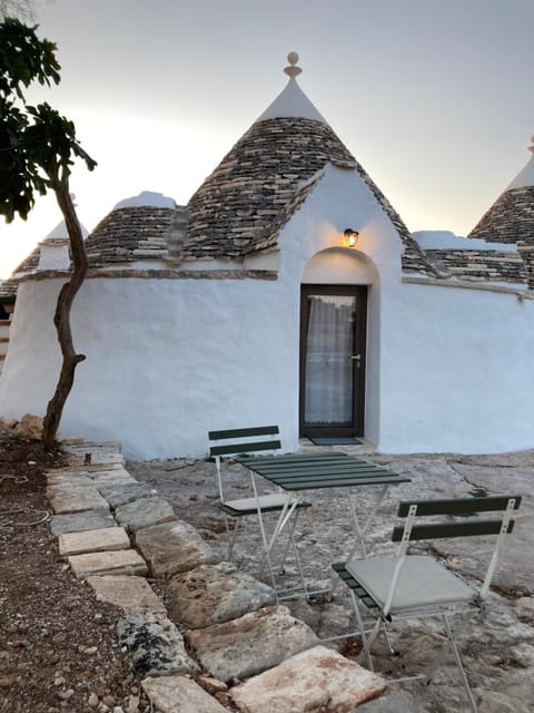 Property building, Patio, Day, Dining area