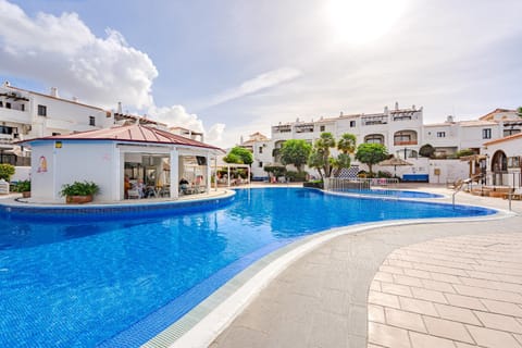 Restaurant/places to eat, Lounge or bar, Swimming pool