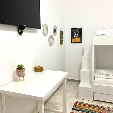 Bed, TV and multimedia, Photo of the whole room, Bedroom