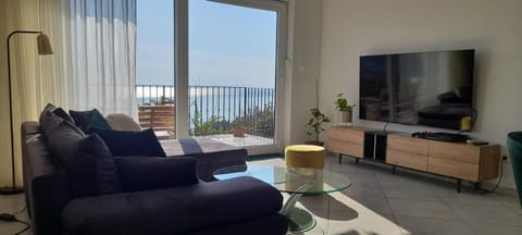 Communal lounge/ TV room, Natural landscape, TV and multimedia, Living room, Seating area, Evening entertainment, Sea view