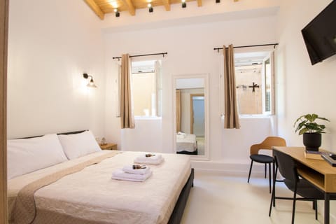 Bed, TV and multimedia, Photo of the whole room, Bedroom