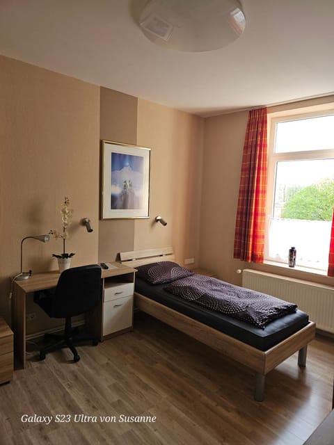 Bed, Bedroom, hair dresser