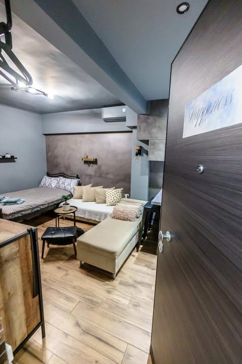 Bed, TV and multimedia, Living room, Photo of the whole room, Seating area, Bedroom, air conditioner