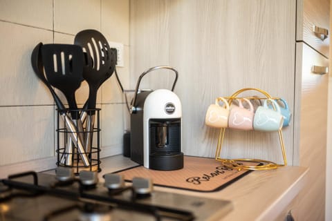 Coffee/tea facilities, Kitchen or kitchenette, stove