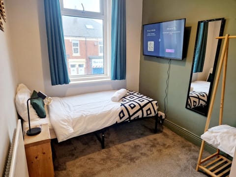 Bed, TV and multimedia, Photo of the whole room, Bedroom, towels