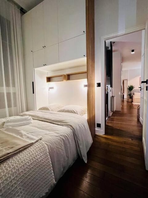 Luxury 2BR, 300m from Eiffel Tower & Rue Cler area Apartment in Paris
