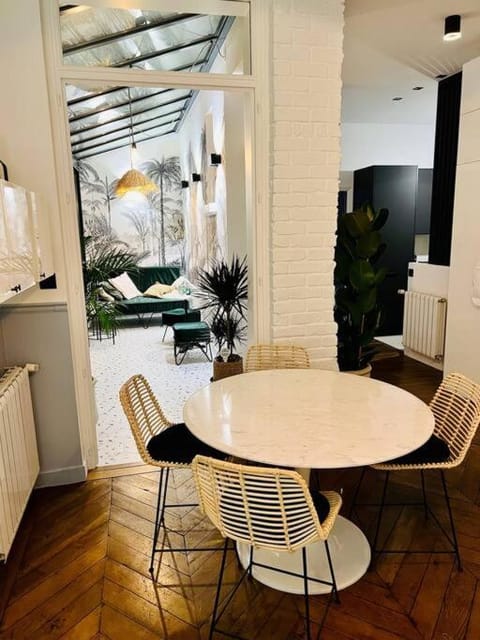 Luxury 2BR, 300m from Eiffel Tower & Rue Cler area Apartment in Paris