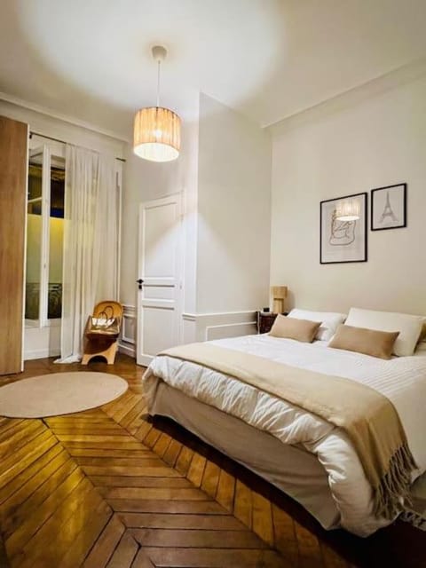 Luxury 2BR, 300m from Eiffel Tower & Rue Cler area Apartment in Paris