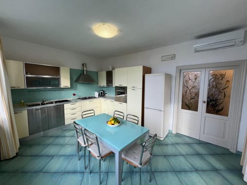 Kitchen or kitchenette, Dining area, microwave, minibar, oven, pet friendly, stove, air conditioner