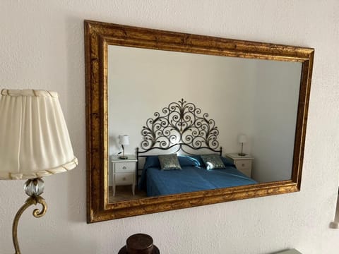 Bed, Photo of the whole room, Decorative detail, Bedroom