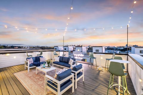 NEW Nash Eras - 15 Beds - Hot Tub on Rooftop Deck House in East Nashville