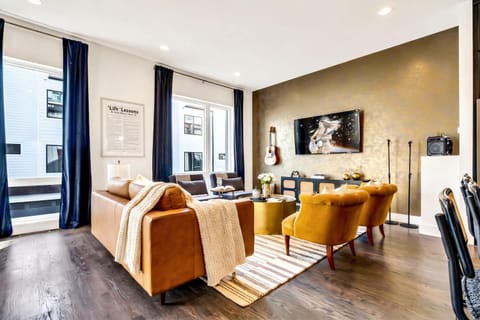 NEW Nash Eras - 15 Beds - Hot Tub on Rooftop Deck House in East Nashville