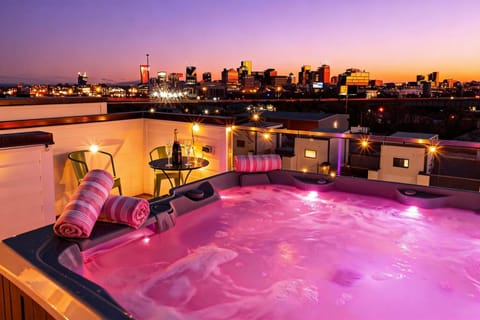 NEW Nash Eras - 15 Beds - Hot Tub on Rooftop Deck House in East Nashville