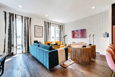 NEW Nash Eras - Rooftop Decks with Hot Tub - 15 Beds House in East Nashville