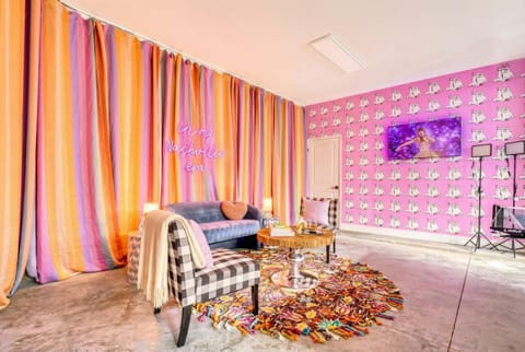 NEW Nash Eras - Rooftop Decks with Hot Tub - 15 Beds House in East Nashville