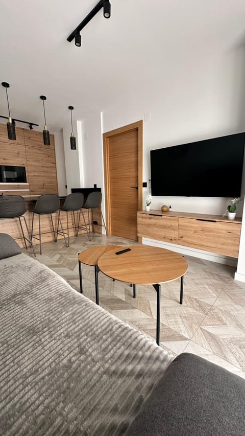 TV and multimedia, Living room, Seating area, Evening entertainment
