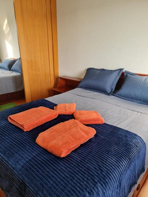 Bed, towels
