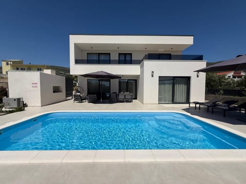 Property building, Patio, Day, Swimming pool, sunbed