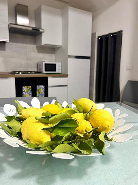 Kitchen or kitchenette, Dining area, minibar, stove