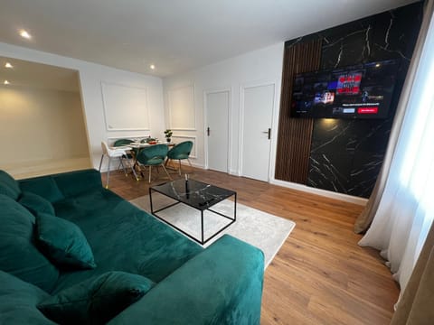 Communal lounge/ TV room, TV and multimedia, Living room, Seating area, Evening entertainment
